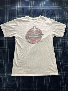 White vintage Ford Mustang tee. 100% cotton. Size L.
